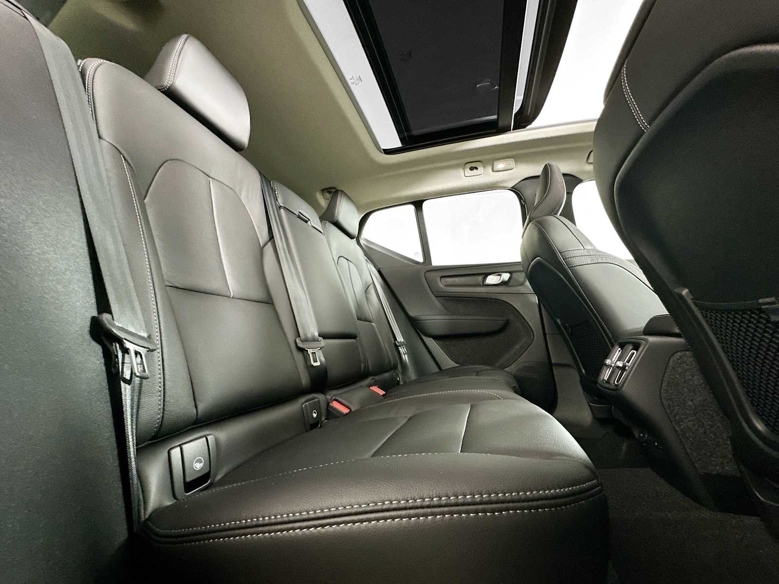 2025 Volvo XC40 Plus - Photo 23