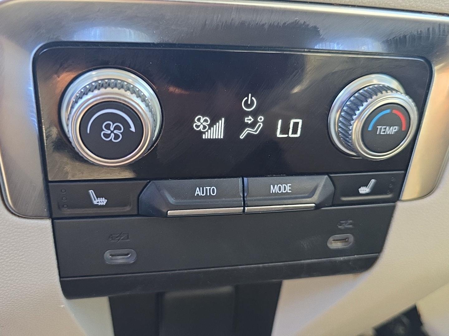 Used 2021 White Frost Tricoat GMC Denali image 22