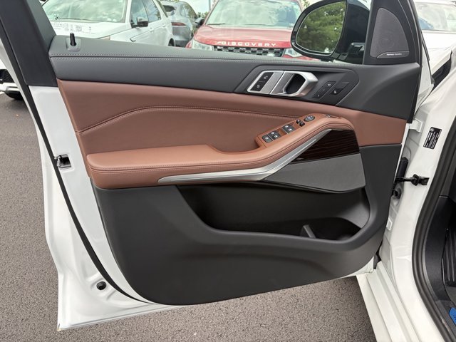 New 2026 Mineral White Metallic BMW xDrive40i image 9