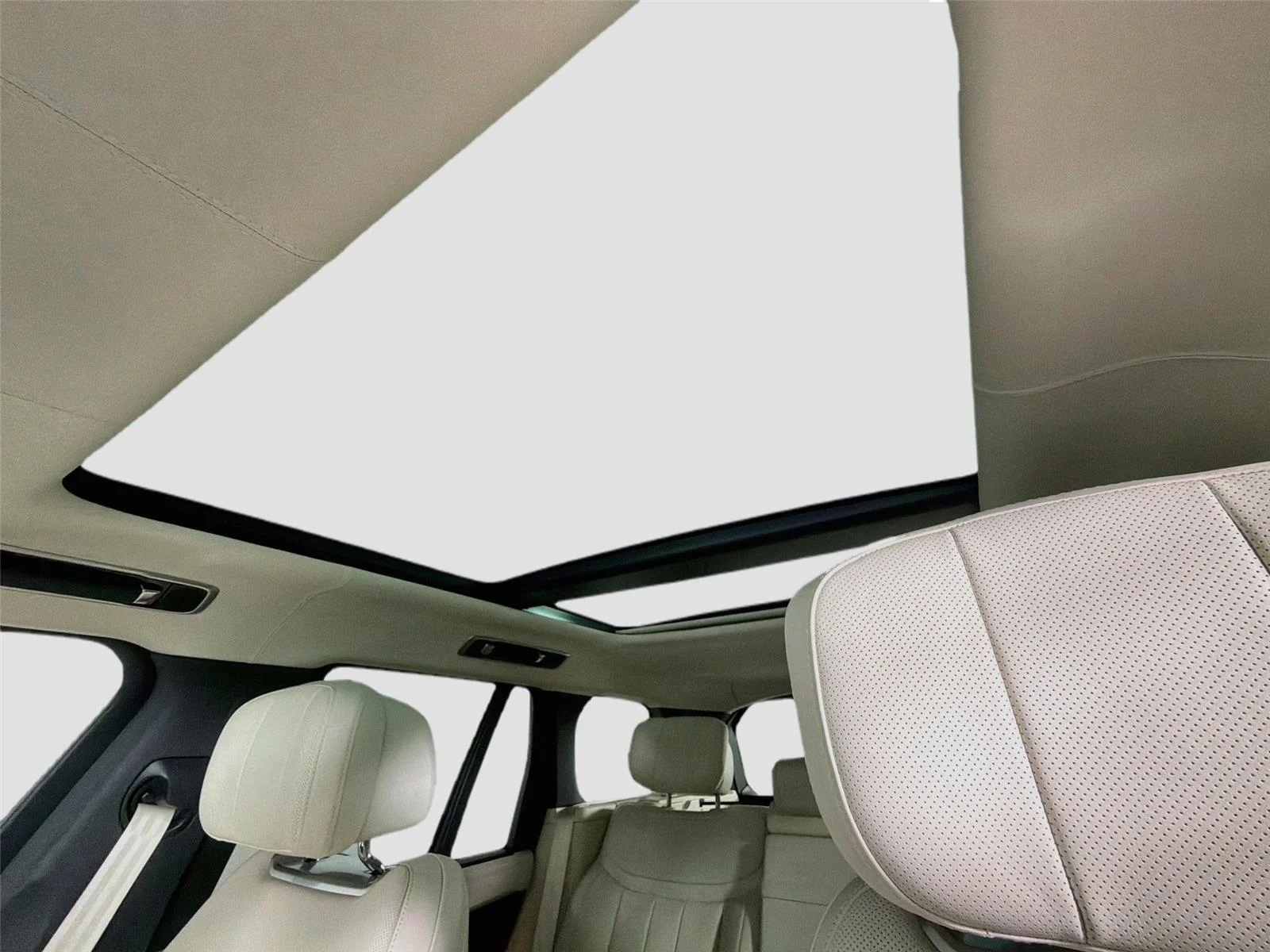 Used 2025 Carpathian Grey Land Rover P550e Autobiography image 20