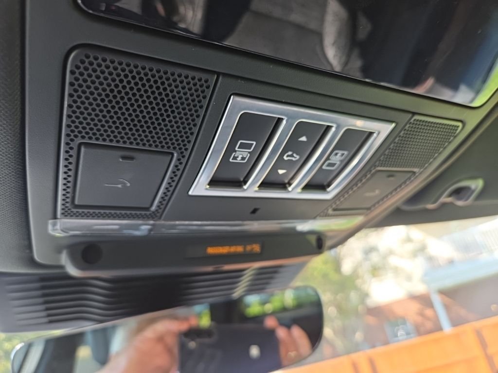 Used 2025 Fuji White Land Rover Dynamic SE image 27