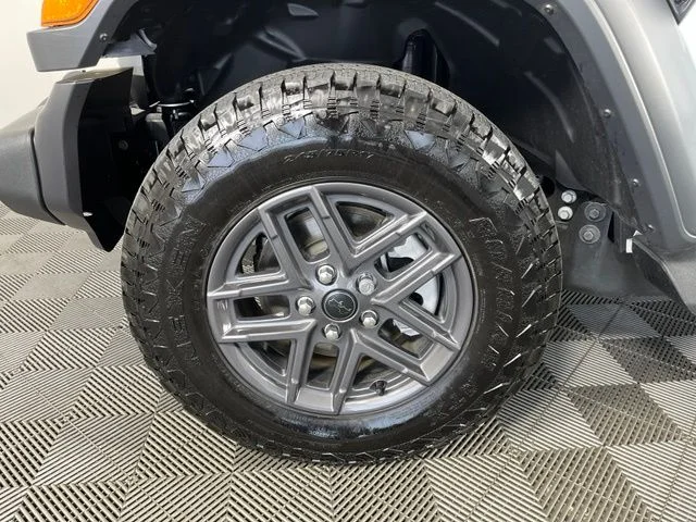 Used 2026 White/off-white Jeep Sport S image 10