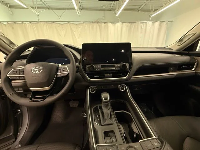 Certified Used 2025  Toyota Limited image 18