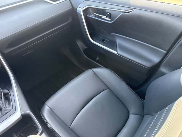 Used 2025  Toyota XLE Premium image 16