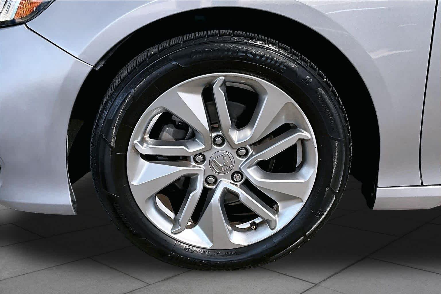 Used 2019 Lunar Silver Metallic Honda LX 1.5T image 10