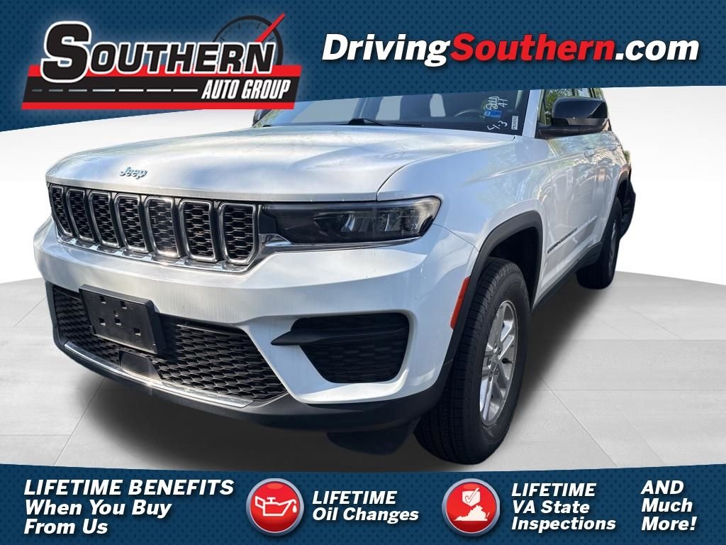 Used 2023 White Jeep Laredo image 1