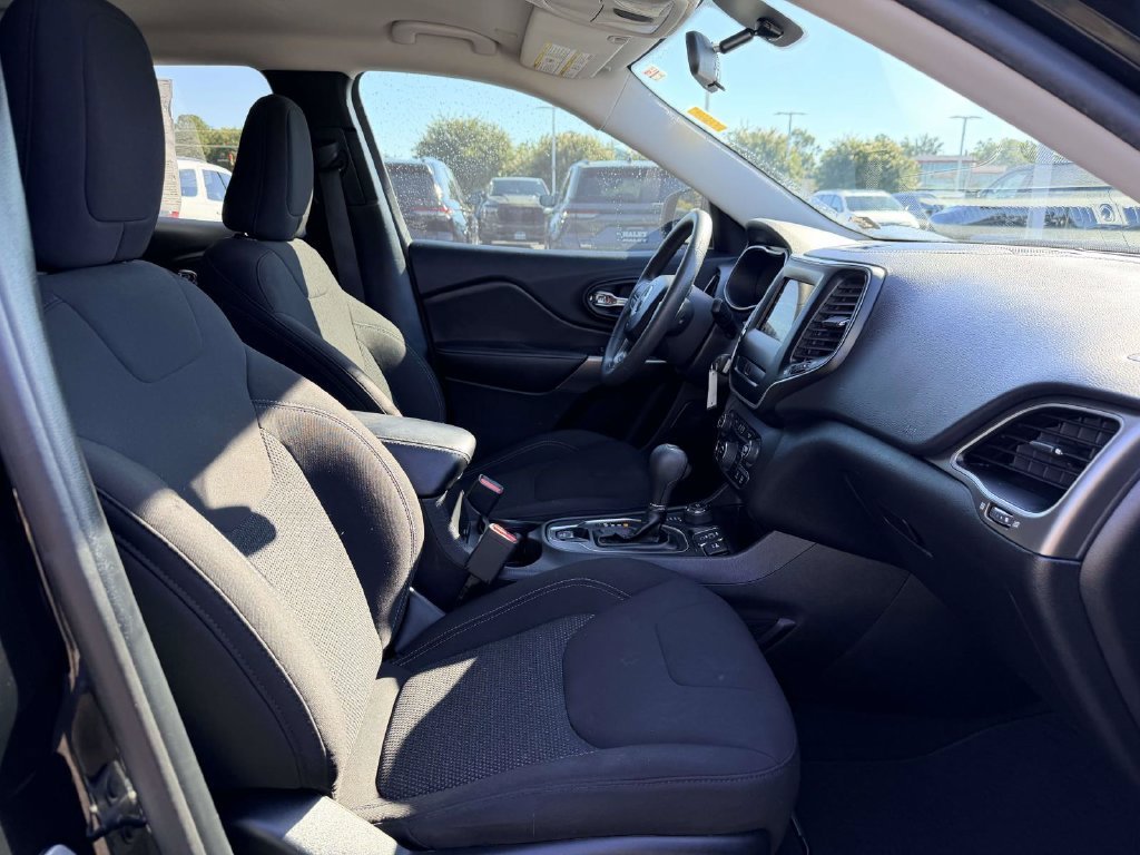 Used 2020 Black Jeep Latitude image 9