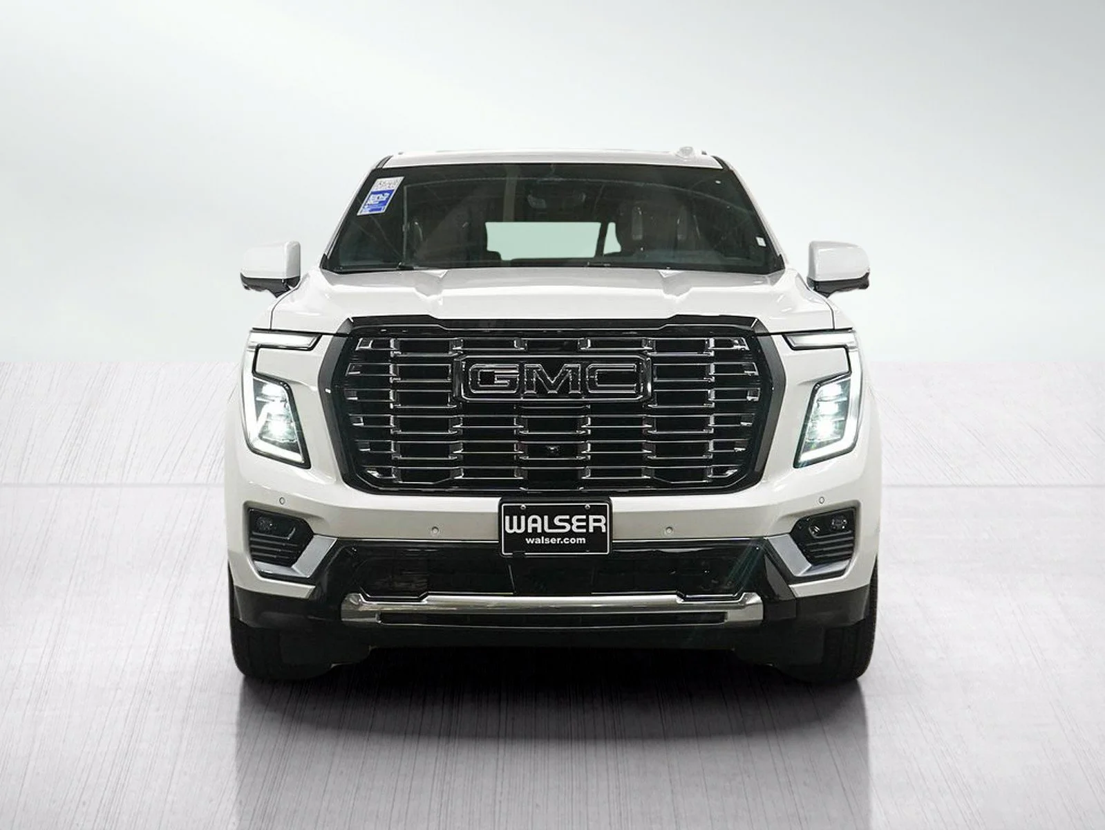 Used 2025 White Frost Tricoat GMC Denali Ultimate image 8