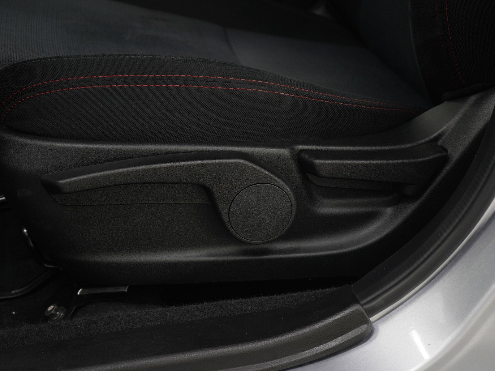 Used 2018 Ice Silver Metallic Subaru  image 21