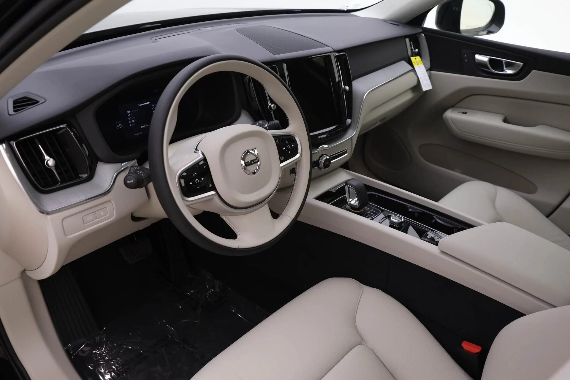2025 Volvo XC60 Plus - Photo 6