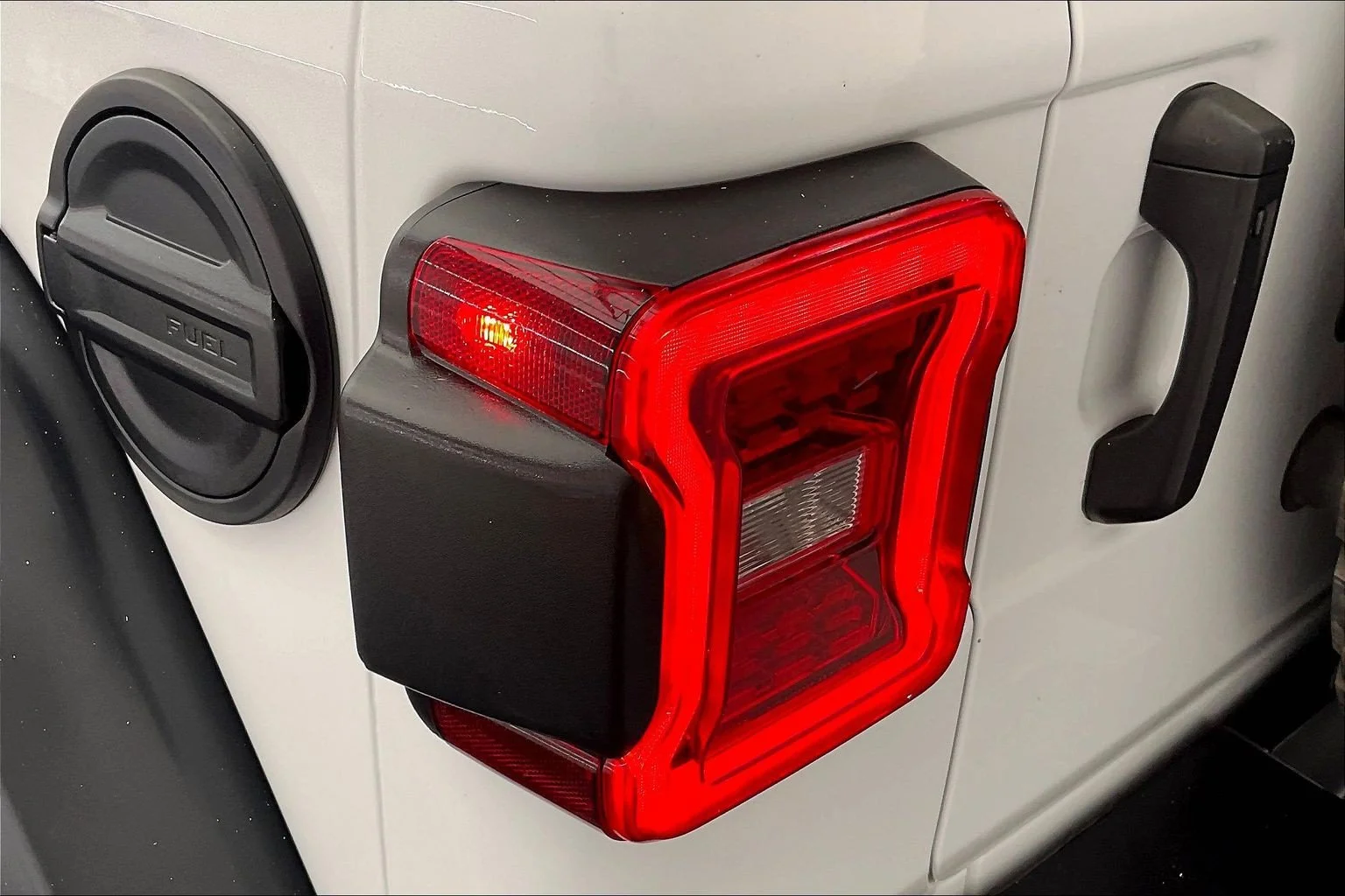 Used 2024 Bright White Clearcoat Jeep Rubicon image 30