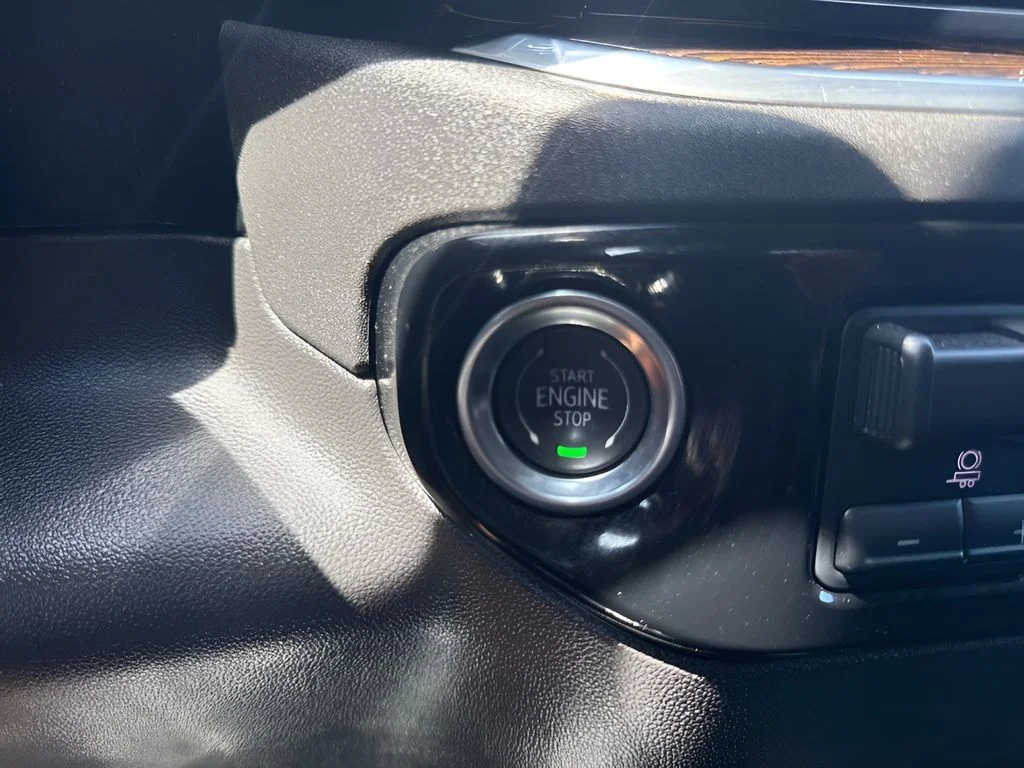 Used 2025 White GMC Elevation image 22