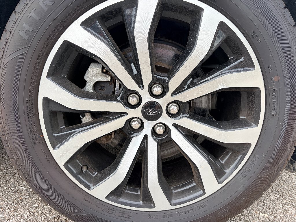 Used 2023 Star White Metallic Tri-Coat Ford ST-Line image 29