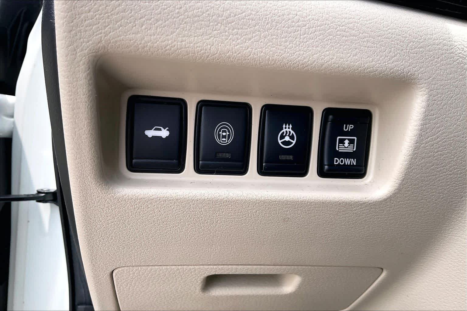Used 2022 Pearl White Tricoat Nissan Platinum image 15