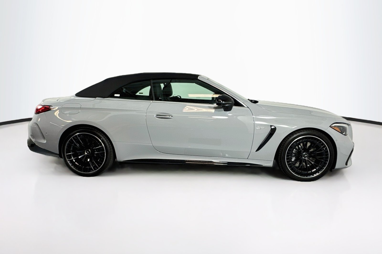 New 2027 MANUFAKTUR Alpine Grey Mercedes-Benz AMG® CLE 53 image 4