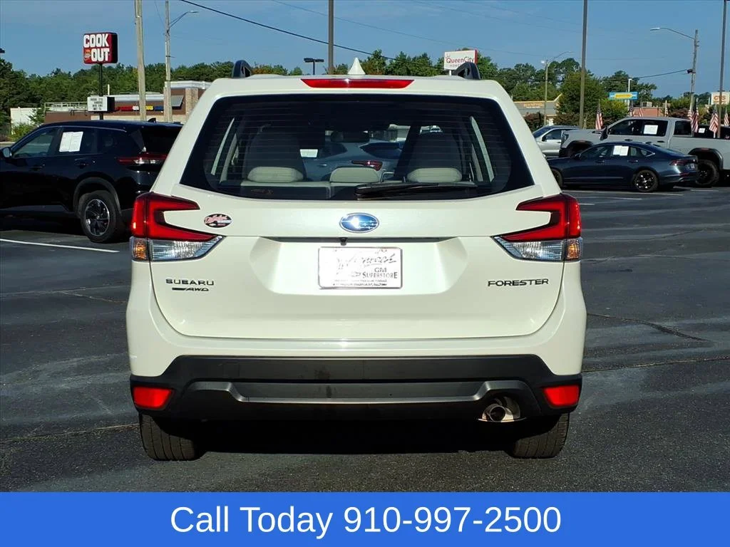 Used 2023 White Subaru  image 7