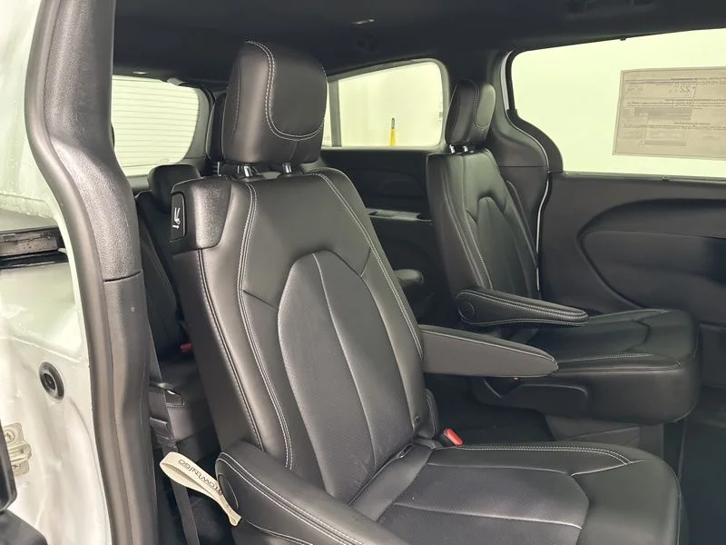 2026 Chrysler Pacifica Select - Photo 12
