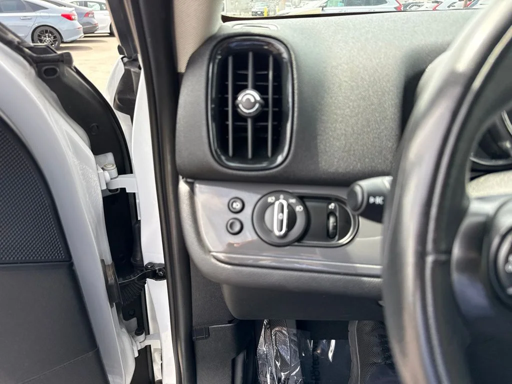 Used 2019 White MINI Classic image 22