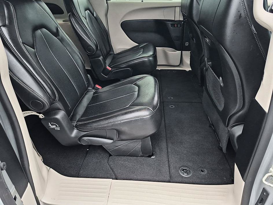 Used 2024 Silver Mist Clearcoat Chrysler Touring L image 31