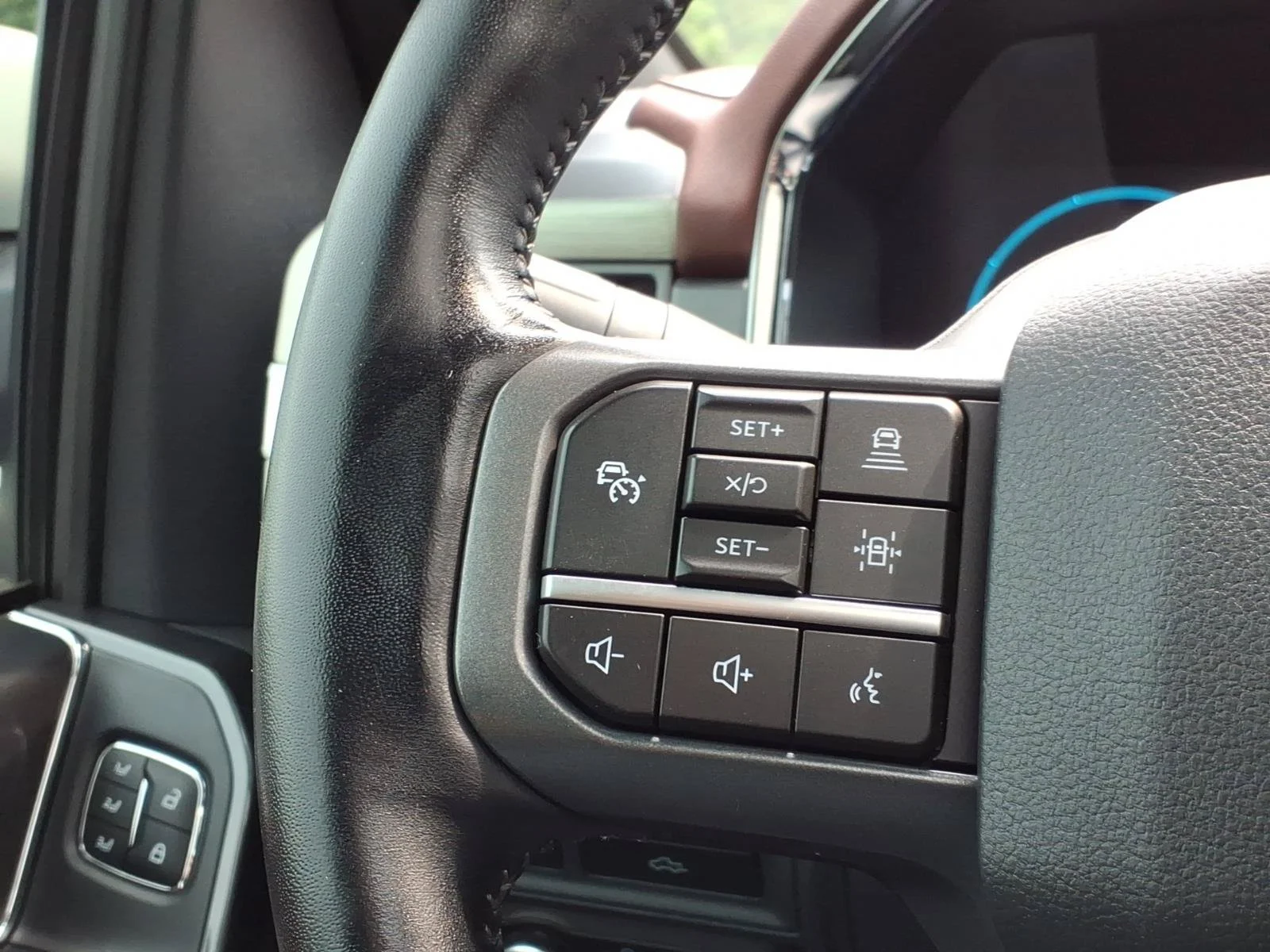 Used 2023 White Metallic Ford LARIAT image 27