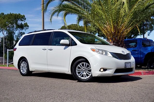 Used 2015 White Toyota XLE image 1