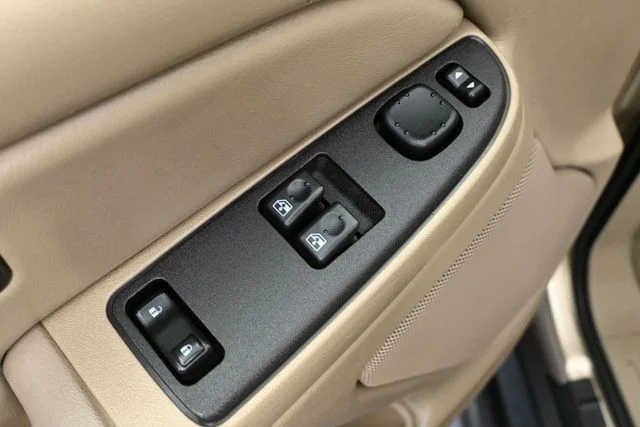 Used 2004 Beige Chevrolet Z71 image 19
