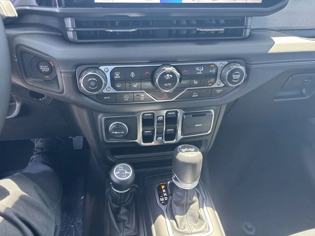 2025 Jeep Wrangler 4-Door Sahara - Photo 24
