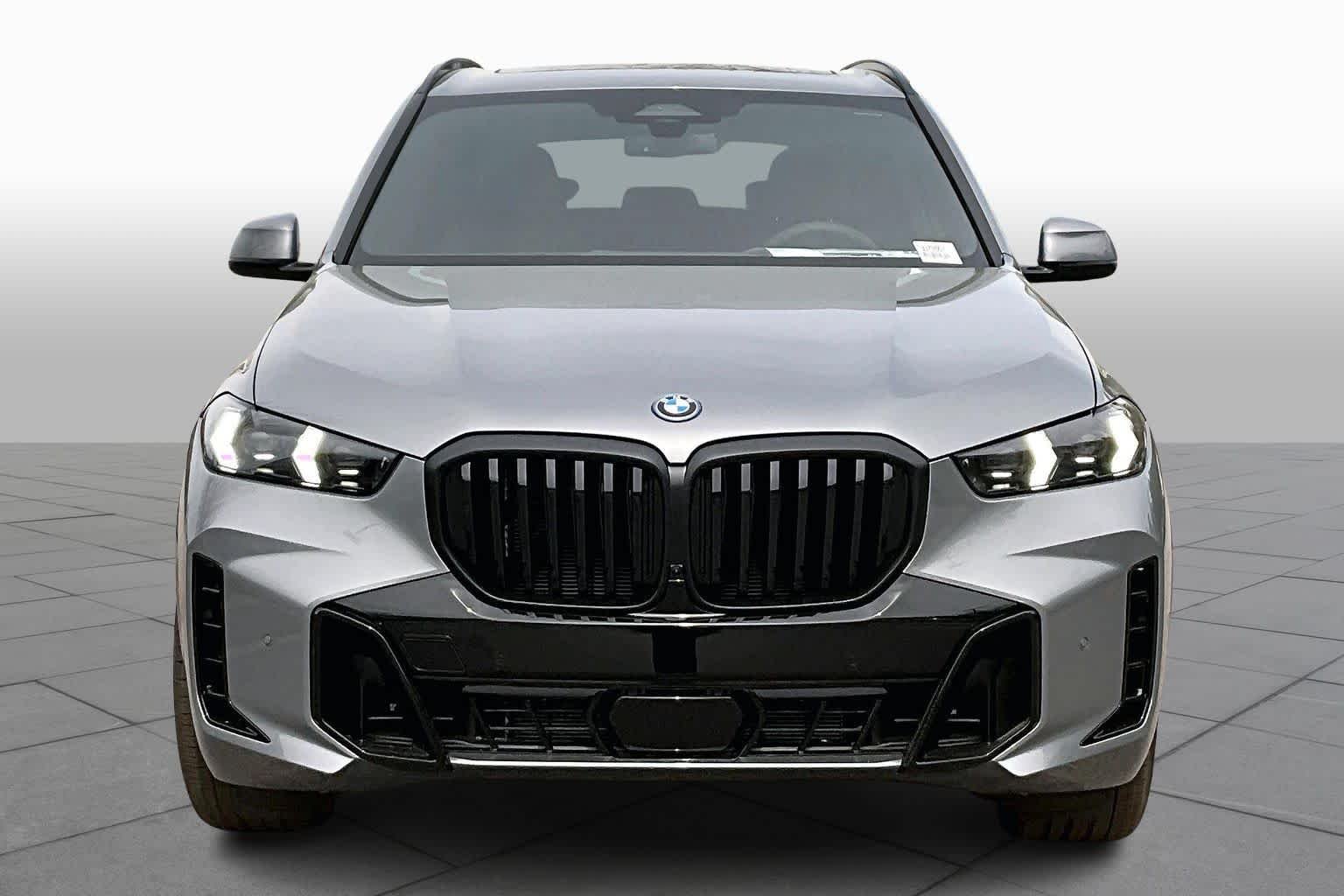 New 2026 Skyscraper Grey Metallic BMW xDrive50e image 3