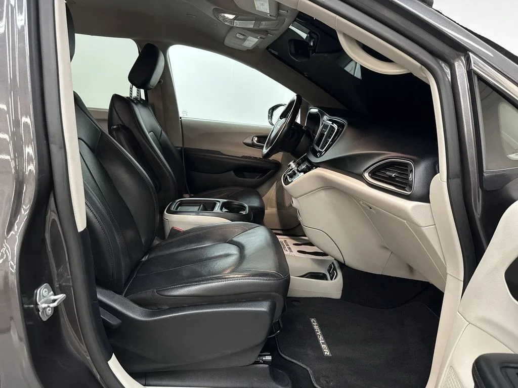 Used 2020 Crystal Metallic Chrysler Touring L image 18
