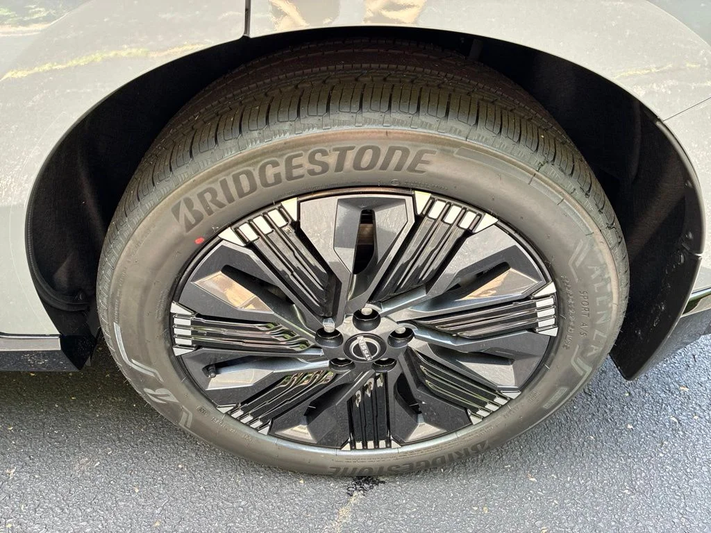 New 2026 Boulder Gray Pearl / Super Black Two-tone Nissan Platinum image 11