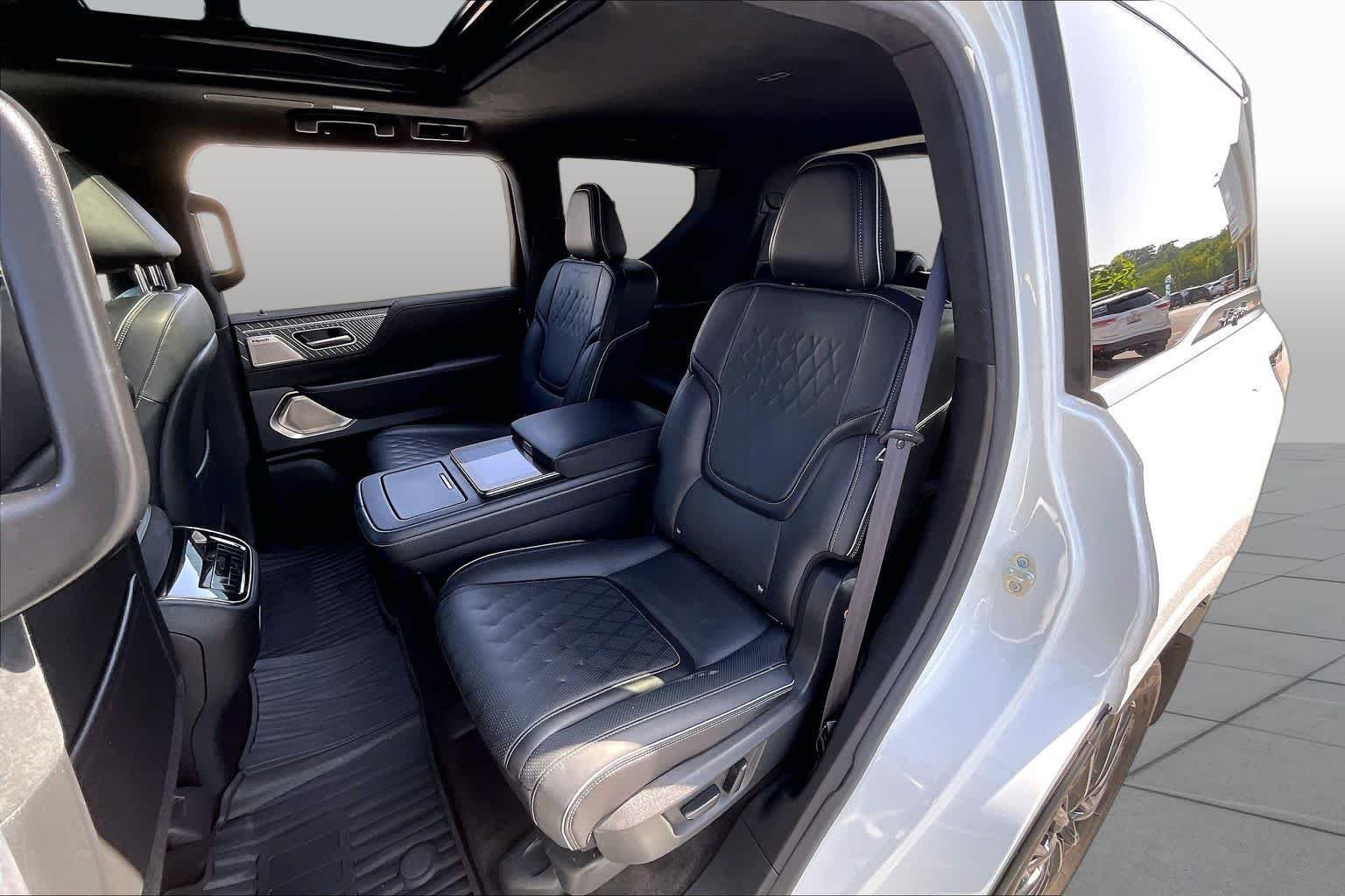 Used 2025 Radiant White/Black Obsidian INFINITI AUTOGRAPH image 21
