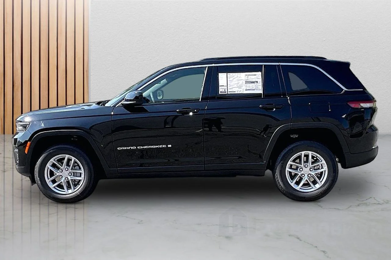 New 2026 Diamond Black Crystal Pearl-Coat Exterior Paint Jeep Laredo X image 6