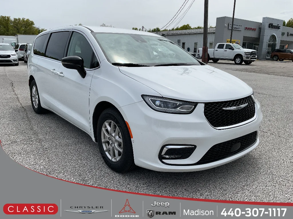 2024 Chrysler Pacifica Touring L's photo