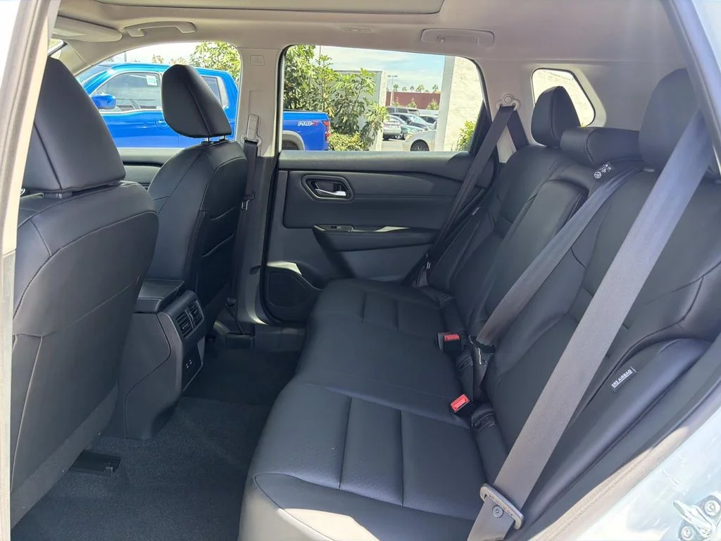New 2026 Everest White Pearl Tricoat Nissan Dark Armor image 24