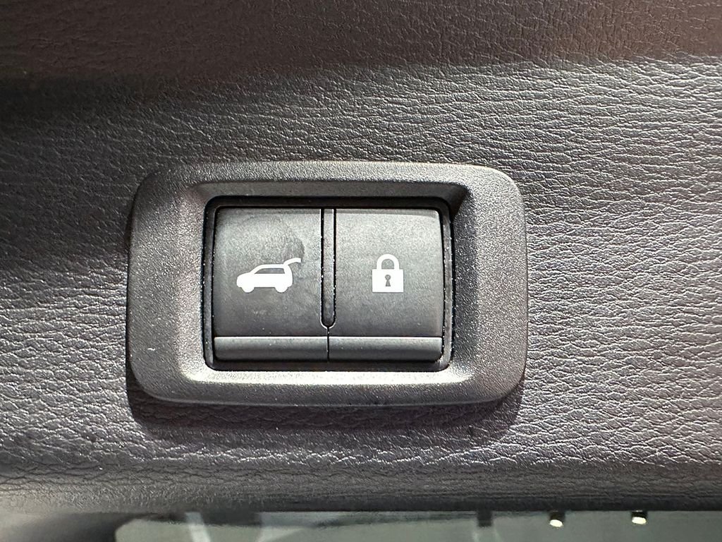 Used 2025 Silver Mitsubishi  image 13