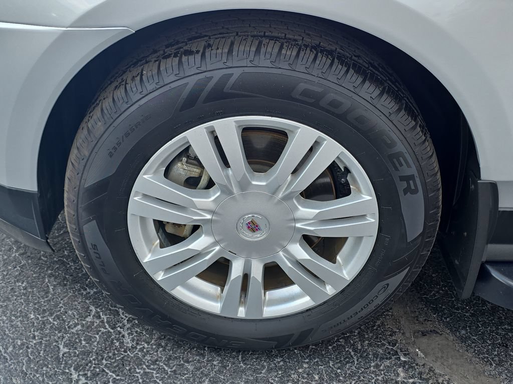 Used 2011 RADIANT SILVER METALLIC Cadillac Base image 31