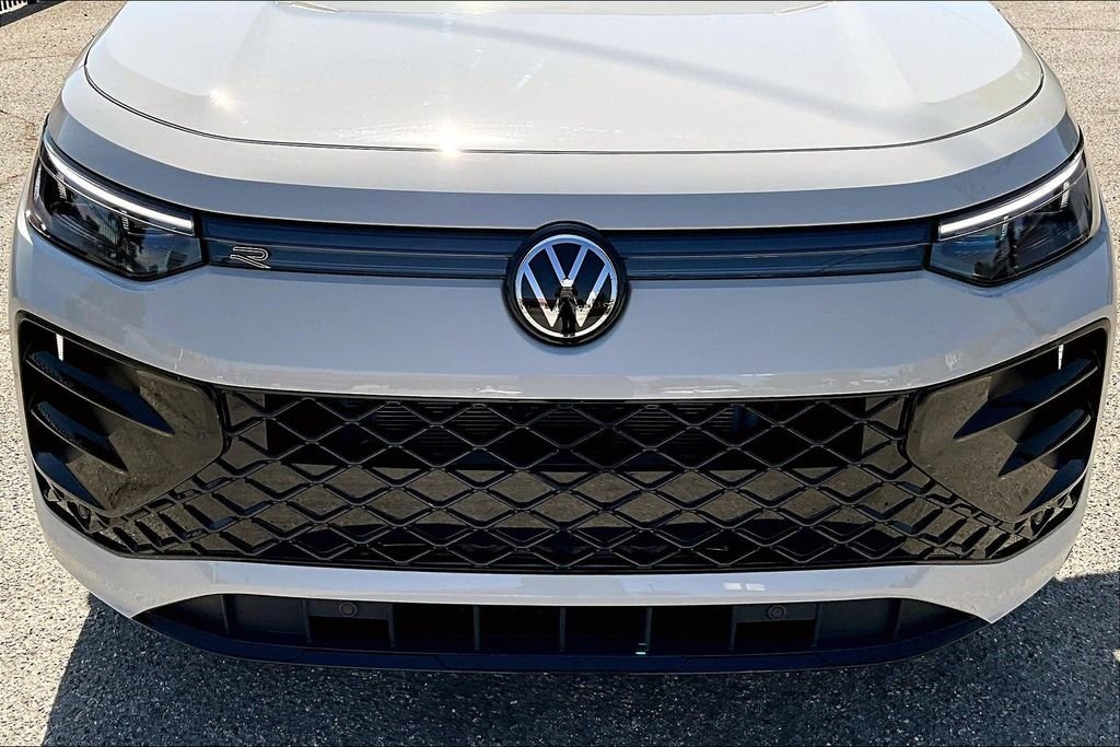 New 2026 Beige Volkswagen 2.0T SE R-Line Black image 31