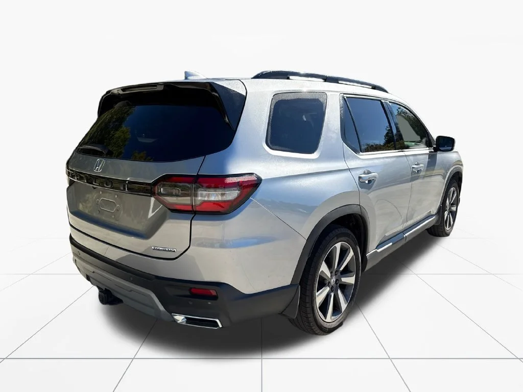 Used 2025 Lunar Silver Metallic Honda Touring image 8