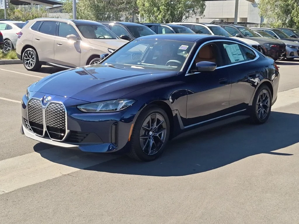 New 2026 Blue BMW eDrive40 image 2