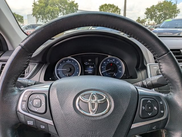 Used 2015 Silver Toyota XLE image 25