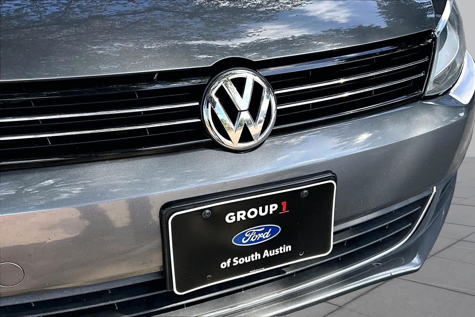 Used 2013 Platinum Gray Metallic Volkswagen SE image 30