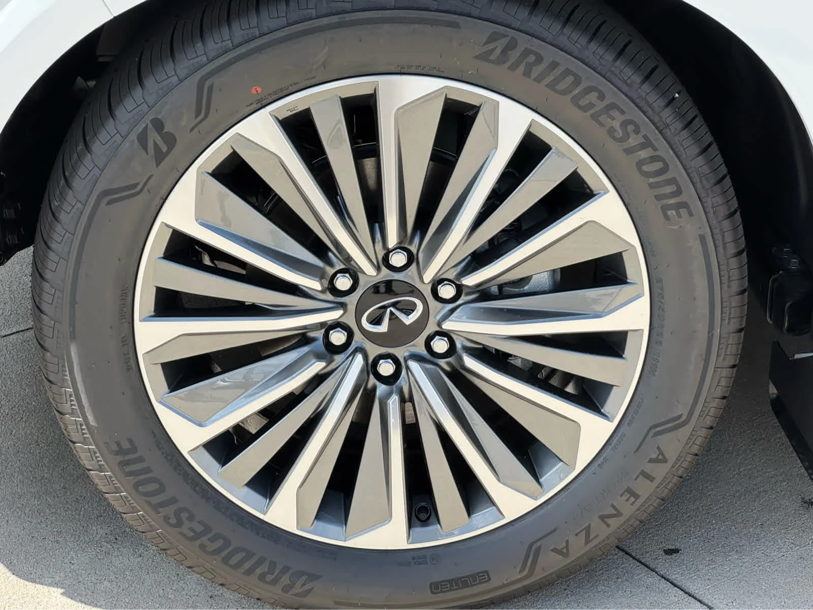 New 2027 RADIANT WHITE INFINITI Luxe 2WD image 7