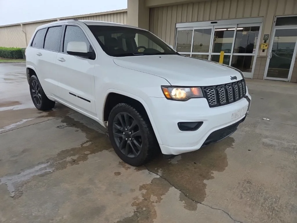 Used 2019 White Jeep Altitude image 9