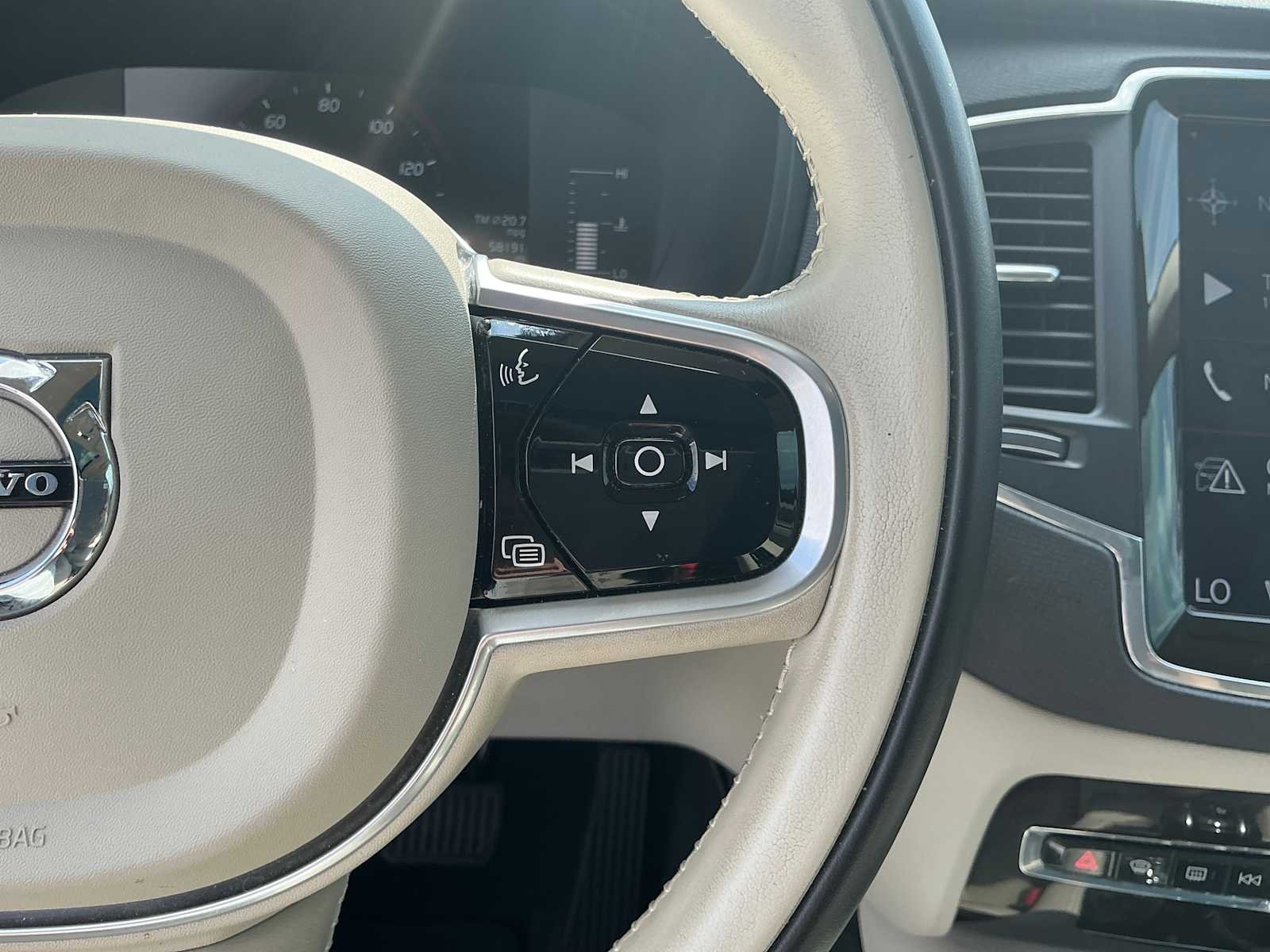 Used 2019 Onyx Black Metallic Volvo Momentum image 24
