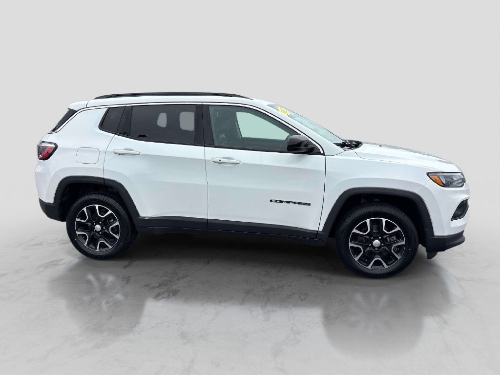 Used 2022 White Jeep Latitude image 6