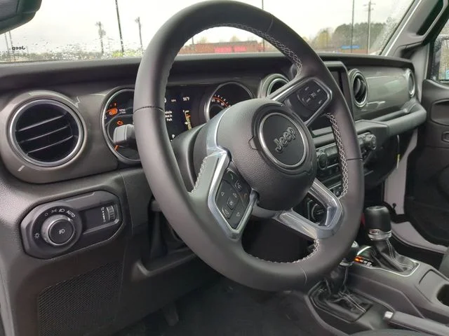 Used 2023 White Jeep Sahara image 23