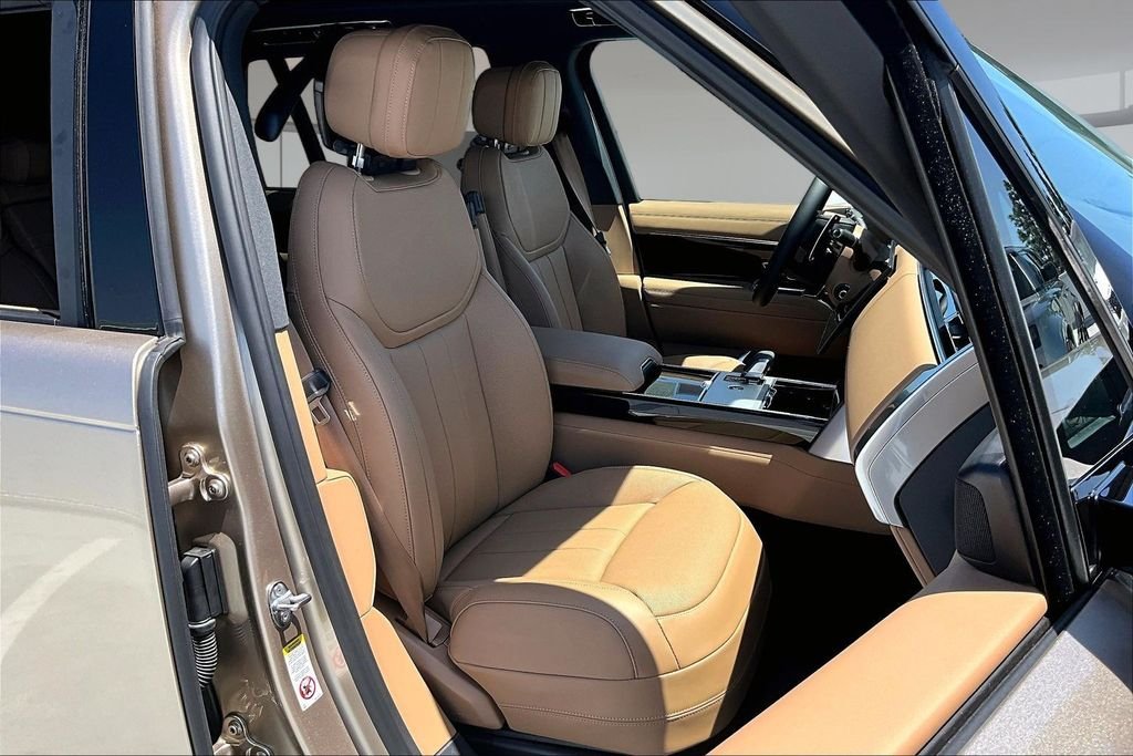 New 2026 SUNSET GOLD GLO Land Rover SE image 12