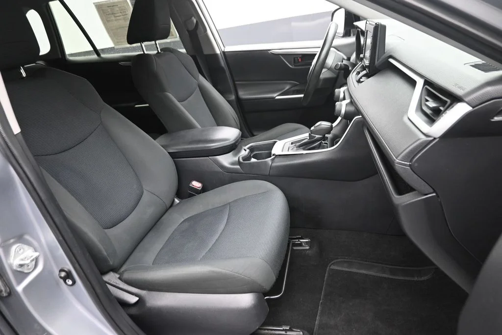 Used 2020 Silver Toyota LE image 9