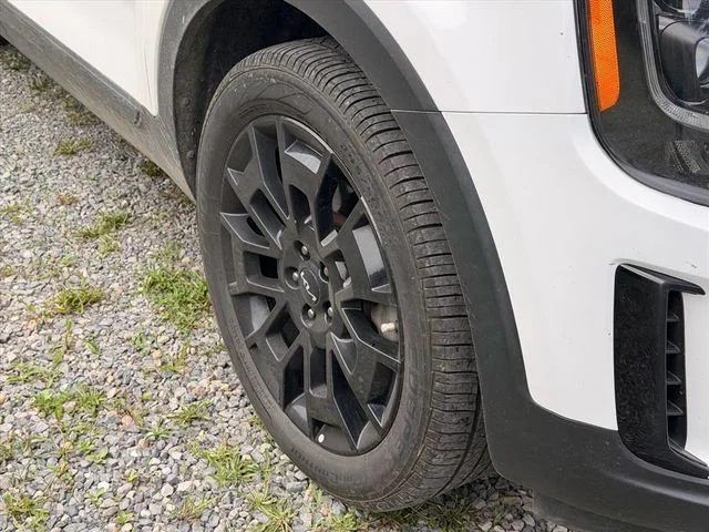 Used 2022 White Kia EX image 11