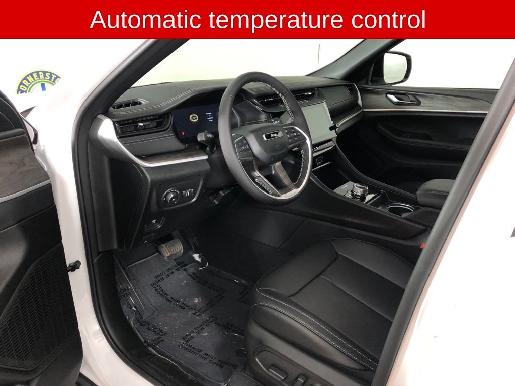 New 2026 Bright White Clear-Coat Exterior Paint Jeep Limited image 7